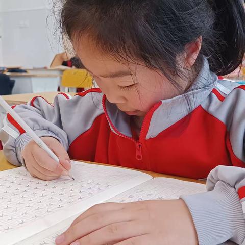 仰天湖赤岭小学2101硬笔班课堂纪实