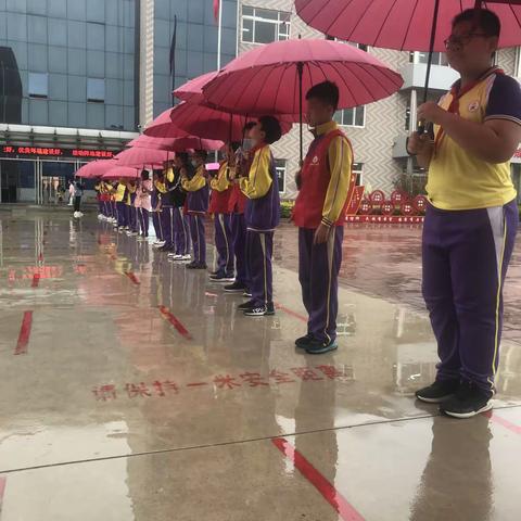 为学子雨中撑伞，让关爱浸润校园——新立小学雨中为学生撑伞护航