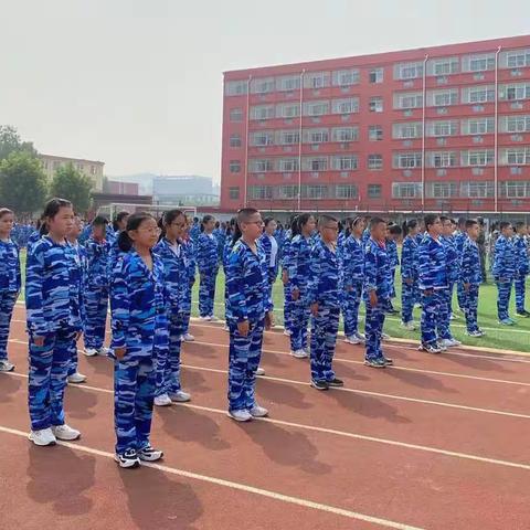 军训展豪情      青春致风彩