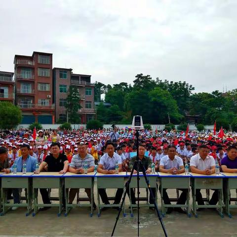 鱼山中心学校隆重举办“庆祝建国70周年，争做新时代好少年”六一儿童节文艺汇演