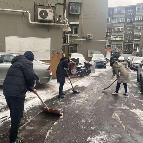 退役军人扫雪暖人心  方便居民行人出入行
