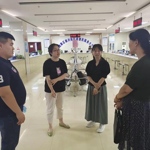 市退役军人服务中心服务保障体系部主任吴文萍到振兴街街道督导工作