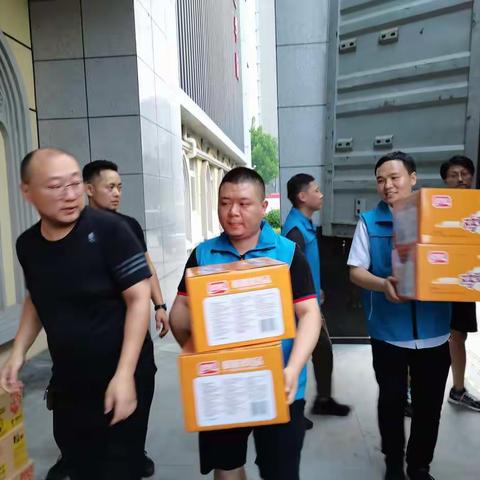 赈灾救助物资搬运，自贸区青年在前线。