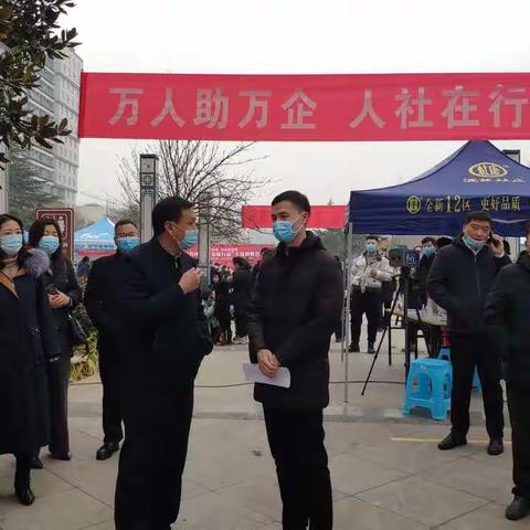 汝阳县人社局举办“春风送温暖  就业送真情”专场招聘会