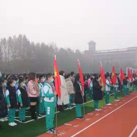 濮阳经济技术开发区实验学校政和校区小学部升旗暨文明少年颁奖仪式