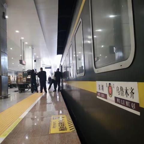 全路首批行包快件“乘卧铺”出行