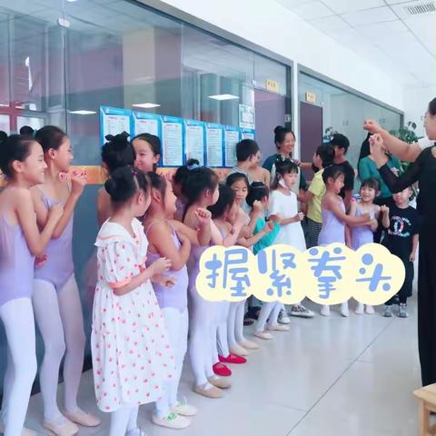 七彩飞阳艺术培训学校举行了一次，“海姆立克急救法”师生培训实操