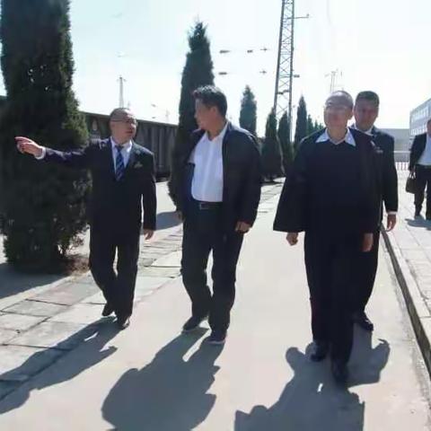 站长王光为党委书记王建朝国庆假日到西阳村车站调研慰问