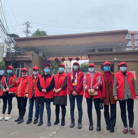 林城镇中学365班家长义工队助力“全校食堂打餐”活动