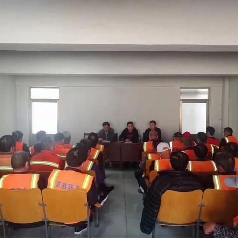 干净整洁迎五一        垃圾清运在行动