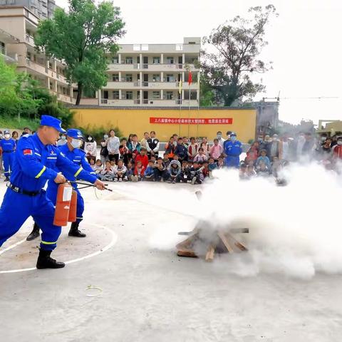 恩阳区上八庙镇中心小学举行地震逃生暨消防演练