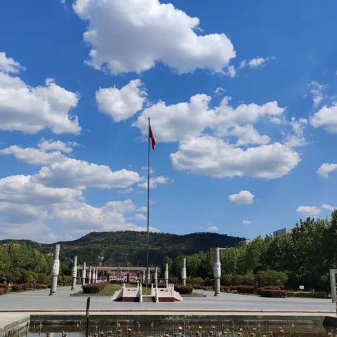 心系学子，情暖校园——龙胜隆实业有限公司董事长陈益友为卢氏一高莘莘学子爱心捐赠校服