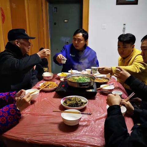 门外冷风寒刺骨，屋里亲情暖人心！