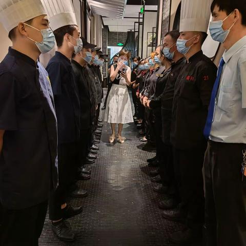 深圳万象天地店本周培训。1.月底创收达标。2.每月收藏打卡目标分配。3.人员短缺。工作按排，部门沟通配合工作。