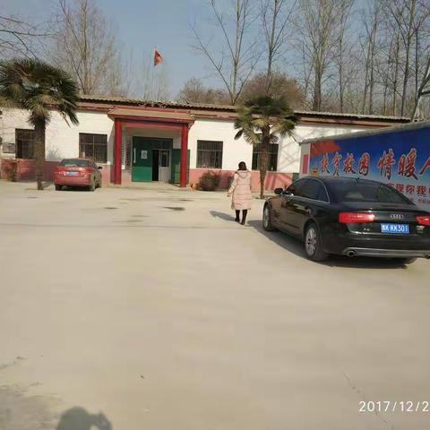 苏桥镇吴村谢村书记郑丰全带领驻村扶贫工作队及全体村民，整体提升家居环境、“六改一增”及档卡资料工作。