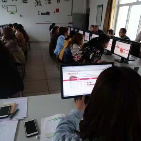 和川小学全体教职工 学法守法用法我们在路上