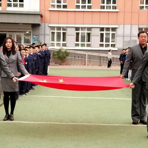 乌市第十三小学团支部纪念“五四”运动100周年升国旗活动