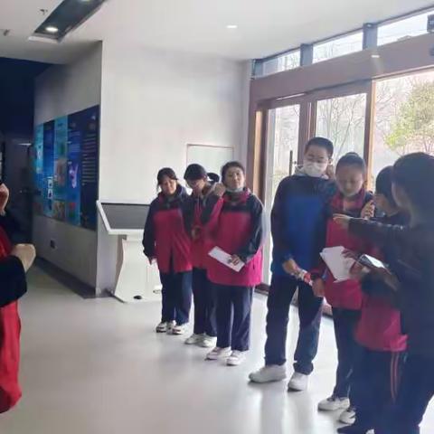 咸阳市彩虹中学师生参观气象科普局史馆