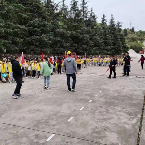 李毛营小学“缅怀革命先烈，传承革命精神”清明节祭扫活动