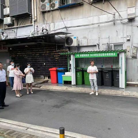 副区长余建清到北湖街道和风里小区察看垃圾分类工作开展情况