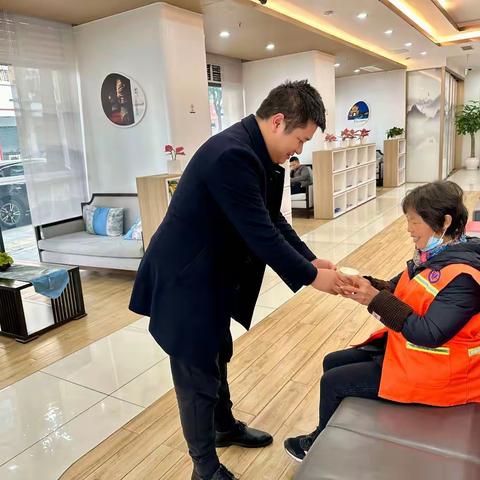 工行德阳广汉支行营业室积极做好“工行驿站”关爱活动