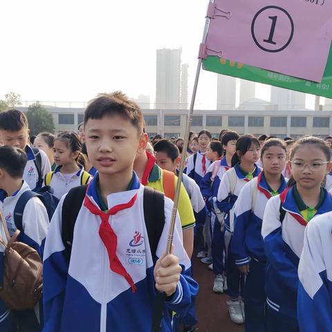 龙塘小学1801班，长沙方特研学开始啦