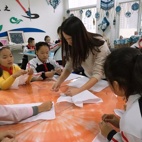 东城一小黄邓分校“萤火虫”课程之《萤之韵》—— 魅力扎染之卷缝法（二）