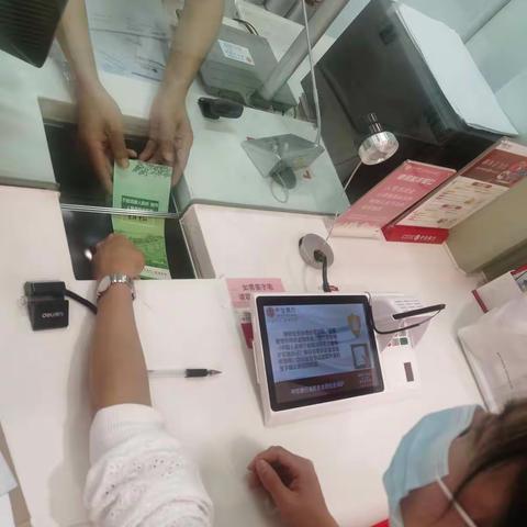 中信银行武汉东西湖支行持续开展不得拒收现金(含零辅币)宣传工作