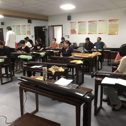 学校开启了古琴班