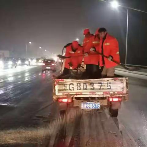 晨旭公司及时除雪保障路面畅通