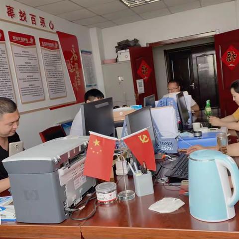 社区疫情防控——常态化核酸检测中，红色小马甲在散播暖情