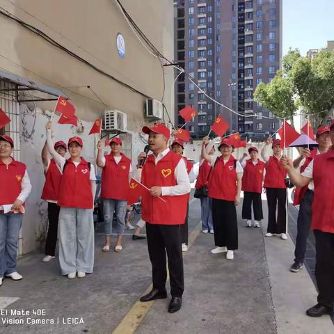 今天上午沈家门街道，西河社区在老社区宣传文明城市路演和清理垃圾摆放助动车，受到广大居民的一致称赞！