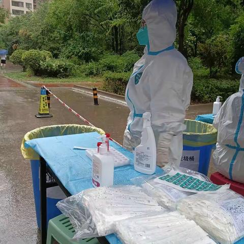 风雨里最美的背影