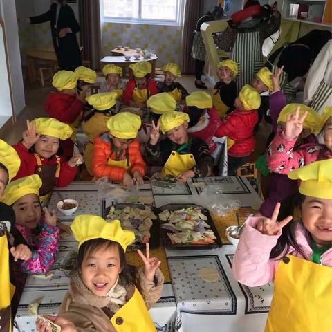 大二班生活馆体验：包饺子啦！