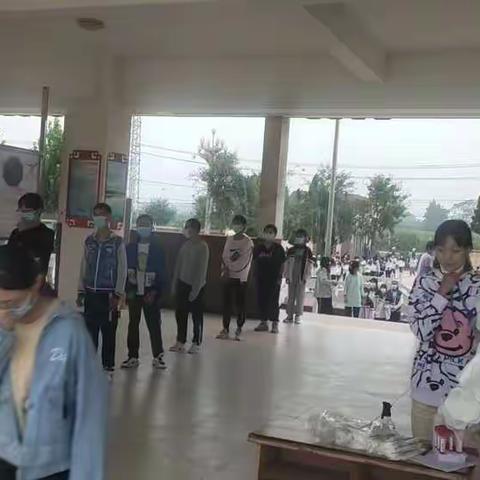 筑牢学校安全墙，核酸检测入校园