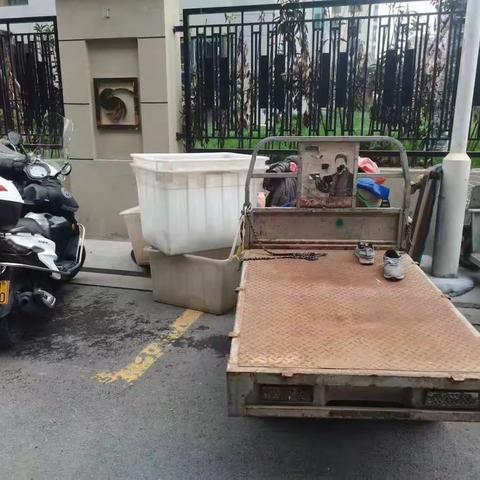 西楚菜市店外经营，有装潢垃圾乱堆放，后侧车辆乱停乱放等。