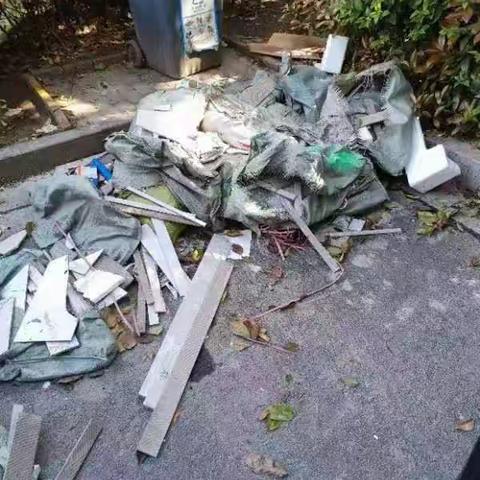 富康南区楼道垃圾较多，杂物乱堆乱放、非机动车乱停乱放。