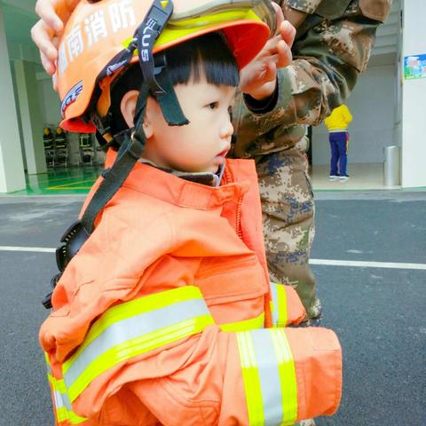 走进消防大队――小太阳养正幼儿园消防演习活动