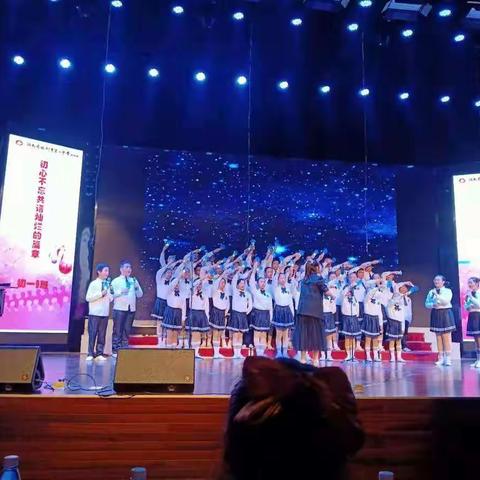 株洲二中初中部2009班学子参加校园文化节初一年级合唱比赛，一曲气势磅礴的《精忠报国》翻开了精彩节目的篇章！