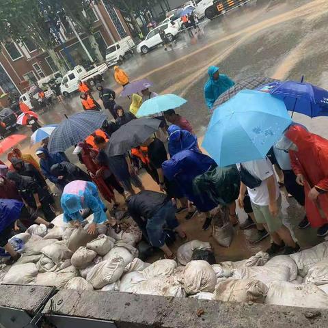 红旗路街道：街道党员冲锋在前，全体职工紧随其后，团结一心奋战防汛第一线