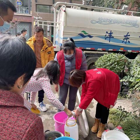 管道漏水居民无水吃  社区应急送水暖民心