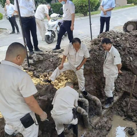 高温天气管道漏水无水吃  上林街办应急送水解民忧