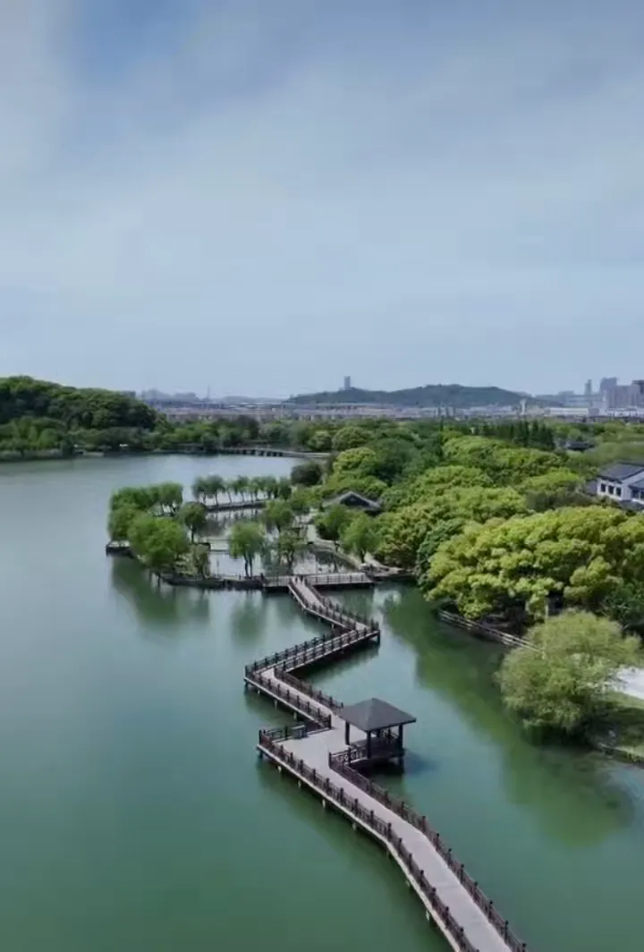 石湖风景区依山傍水,山清水秀,人文荟萃,风光柔美秀丽,凝聚江南田园