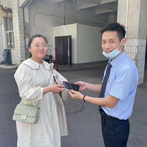 乘客不慎将手机遗落在公交车上，公交驾驶员拾到归还！