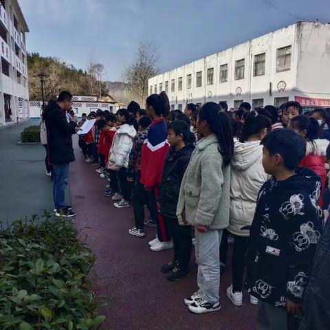 消防安全，关乎你我——四棵树乡盆窑小学消防安全演练活动。