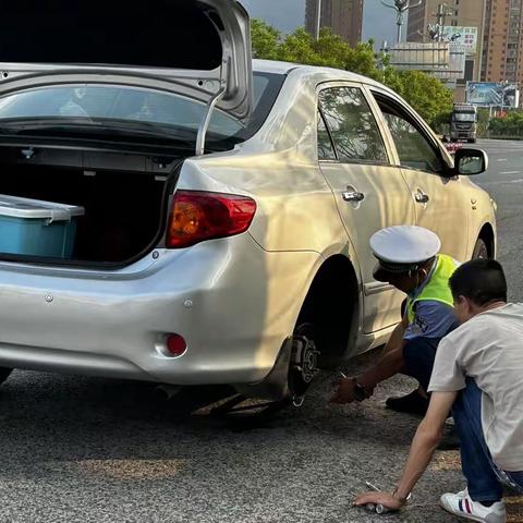 司乘人员陷困境 收费人员助前行