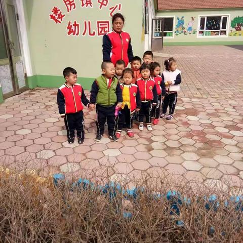 今天让我们的孩子体验栽土豆的乐趣