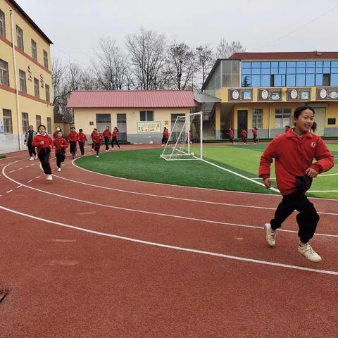 淳化县卜家中心小学举行“友谊第一 比赛第二”拔河比赛活动