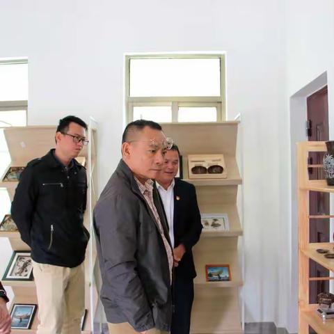 区政府副区长邓聪赴抱古村调研椰雕培训及产业发展情况