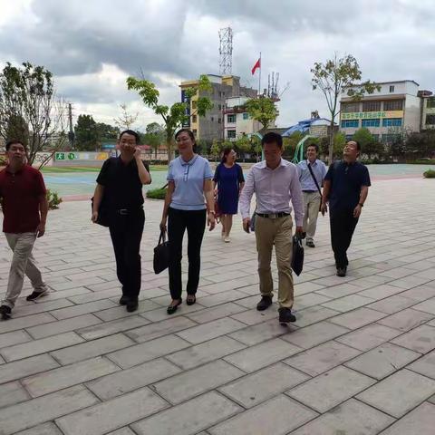 东南大学领导莅临南华县龙川小学参观指导科技馆建设